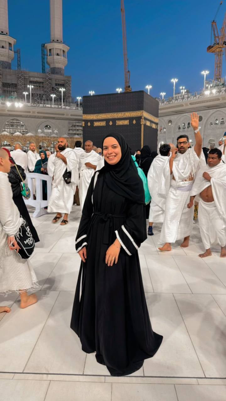 أبيض × أسود