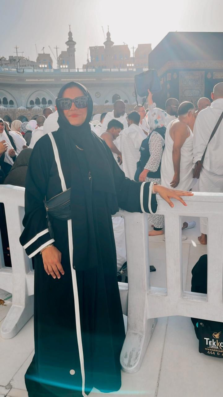 أبيض × أسود