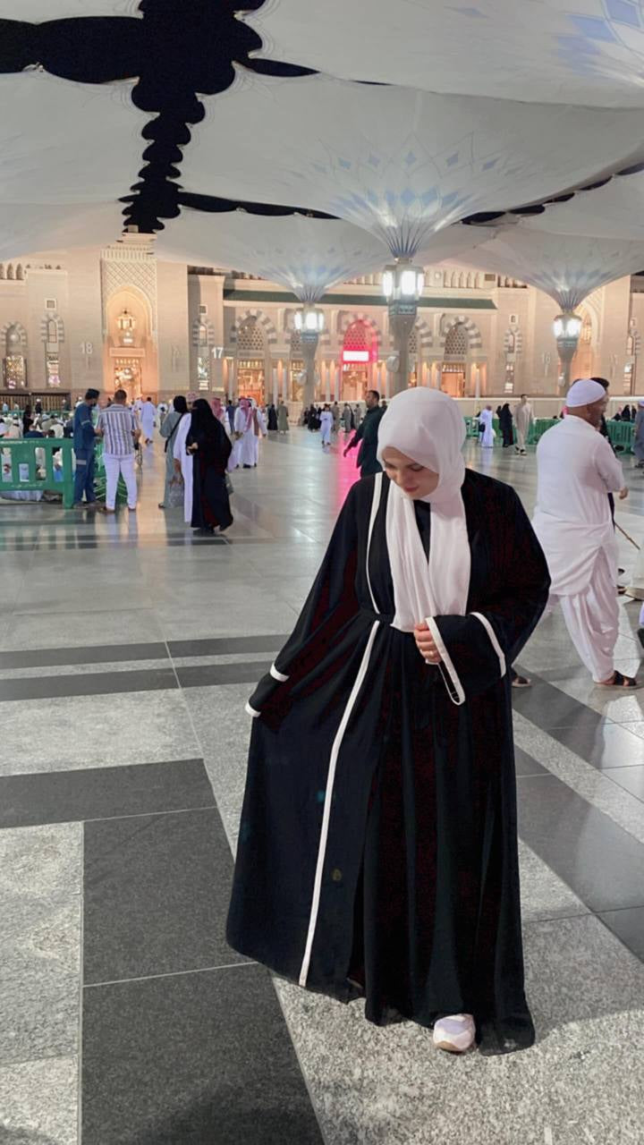 أبيض × أسود
